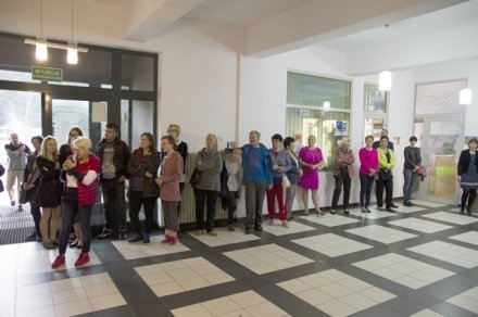 Zgromadzeni goście podczas finisażu